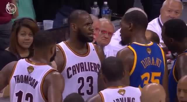 詹姆斯成吃瓜观众,揭秘NBA赛场上的意外“围观者”